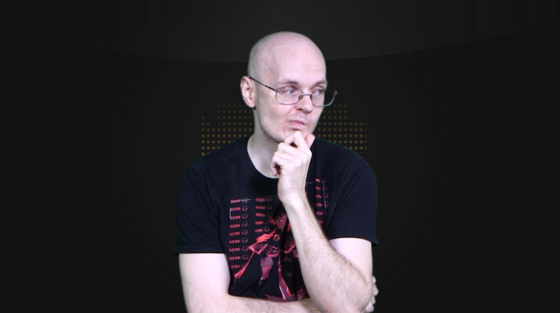 Mew2King sitter med handen mot hakan i en tankfull pose.