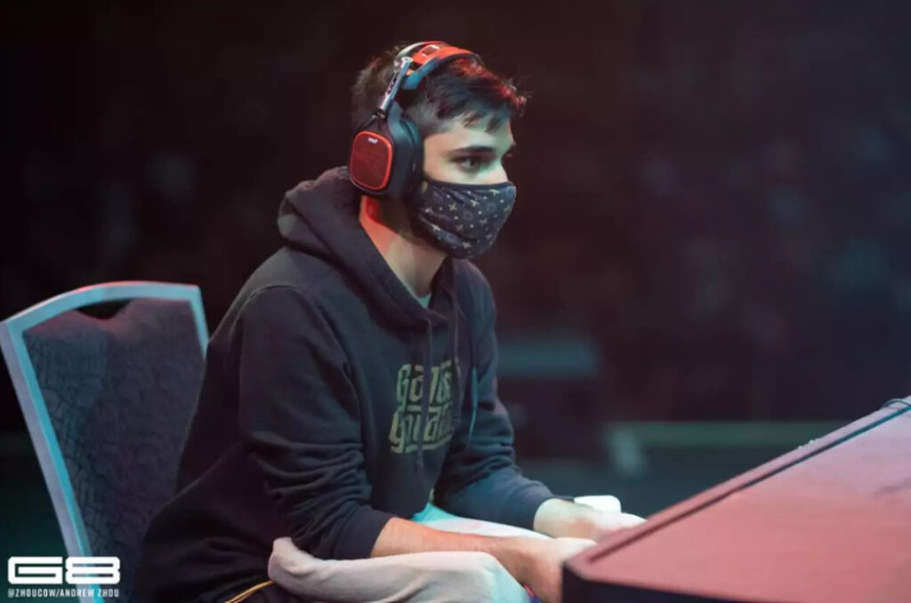 Zain sitter fokuserat och spelar vid en turnering, koncentrerad på sitt nästa drag i en intensiv Melee-match.