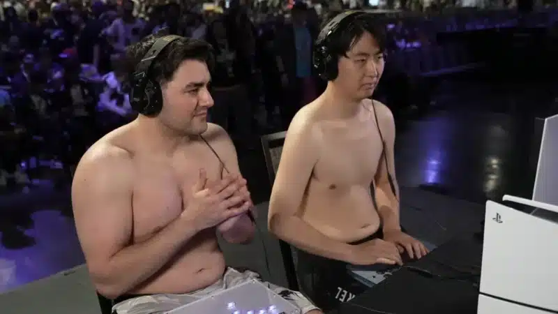 Två barbröstade manliga spelare i Tekken 8-turnering