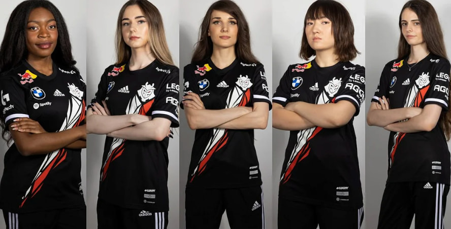 Fem personer i G2 Esports-kläder står med armarna i kors mot en ljus bakgrund.