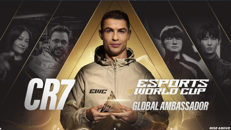 CR7 presenterad som global ambassadör för Esports World Cup, håller en trofé framför sig.