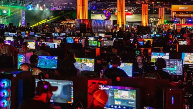Foto från DreamHack med flera dataskärmar och spelare