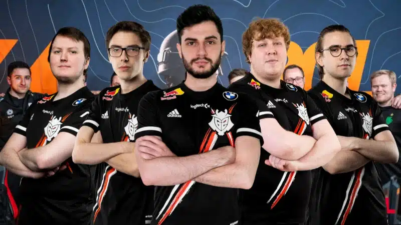 G2 Esports Valorant-lag poserar tillsammans i svarta lagtröjor med armarna i kors.