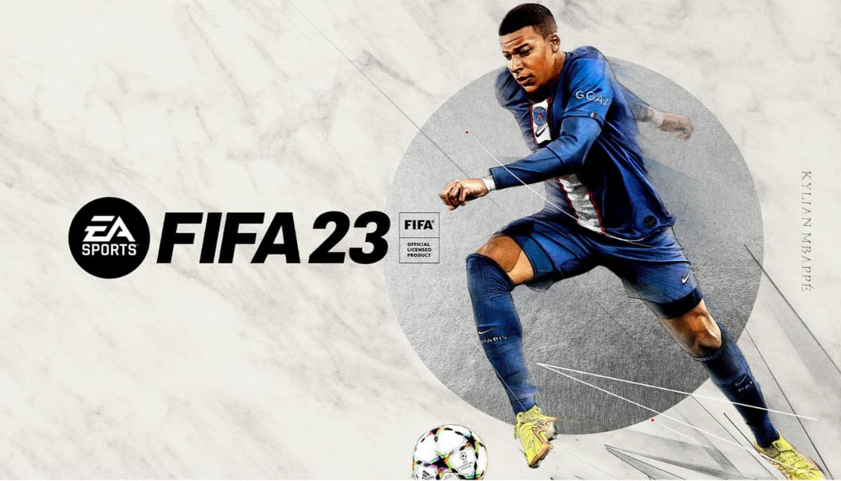 Omslagsbild för FIFA 23 med en spelare i PSG-dräkt som precis ska sparka en fotboll.