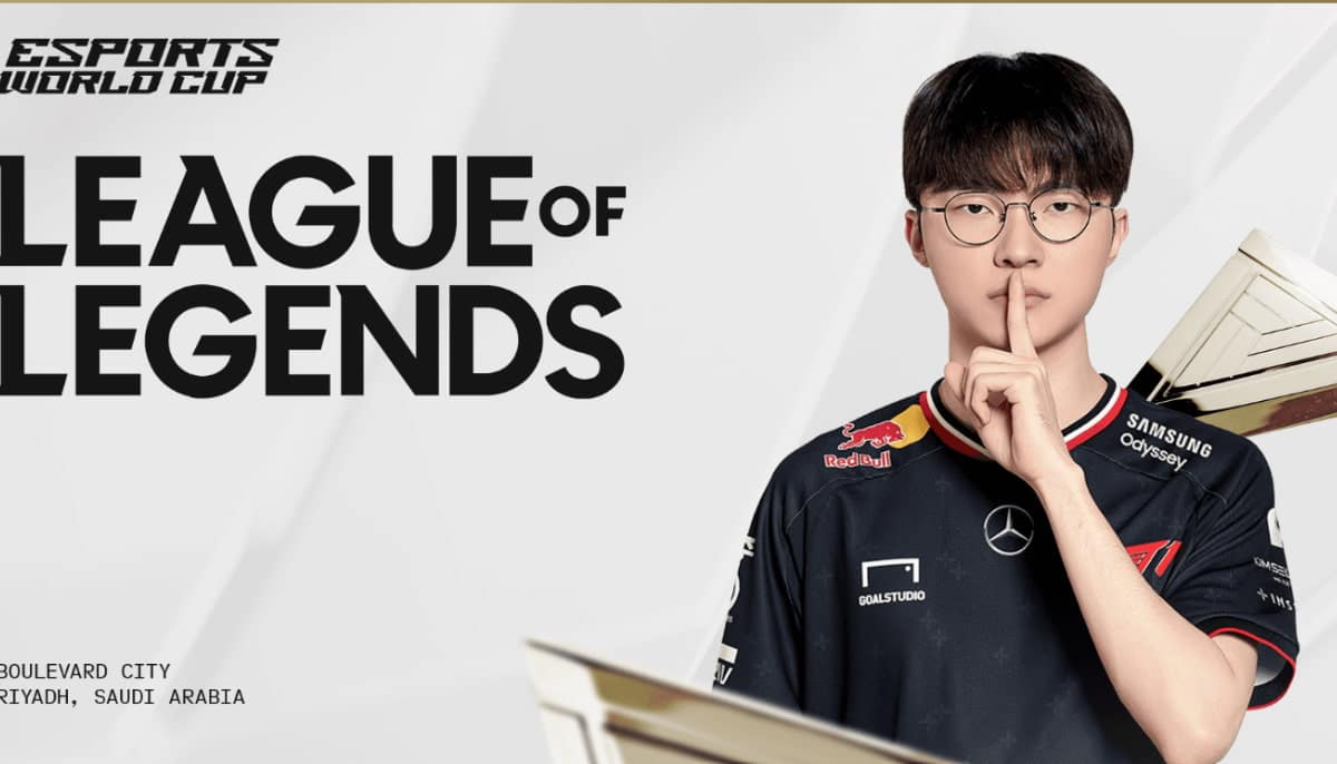 Esports World Cup League of Legends-affisch med spelare i T1-tröja l i Riyadh, Saudiarabien.
