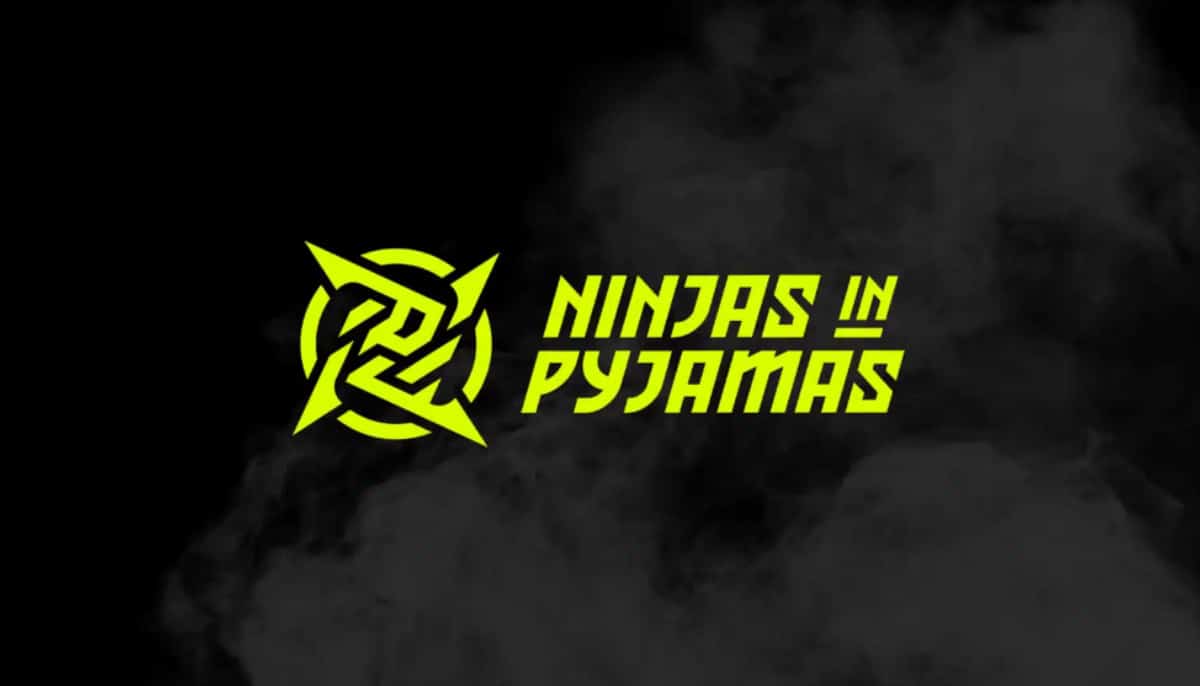 Ninjas in Pyjamas-logotyp med gul text och symbol mot svart bakgrund med rök.