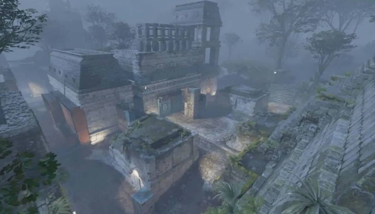 Dimmig spelkarta med forntida ruiner och tempel, omgiven av djungel och stenväggar i gryningen.