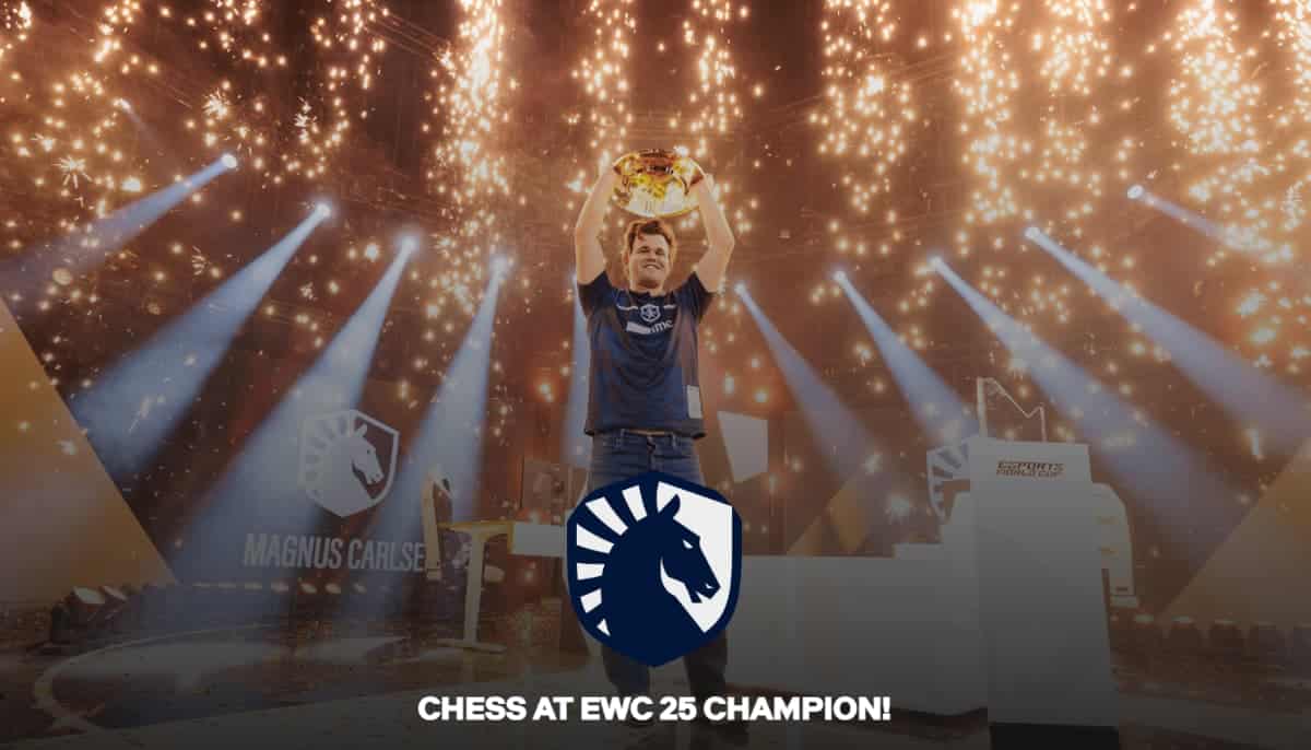 Magnus Carlsen firar segern i schack på EWC 25 under ett glitterregn.