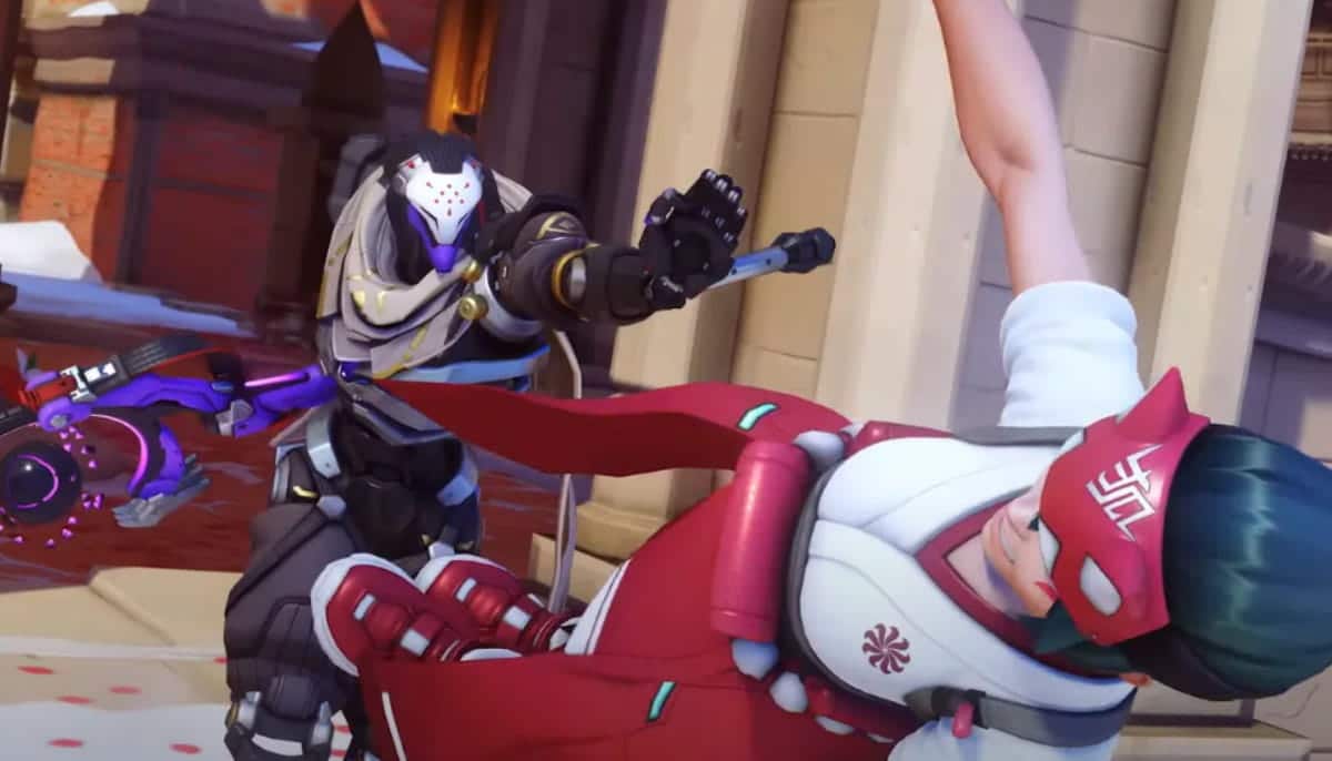 Två Overwatch 2-hjältar slåss intensivt på en karta med vintertema och byggnader i bakgrunden.