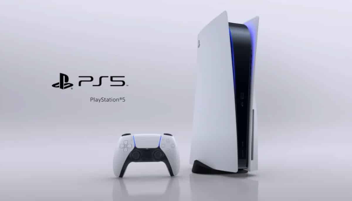 PlayStation 5-konsol och handkontroll på ljus bakgrund med PS5-logotypen till vänster.
