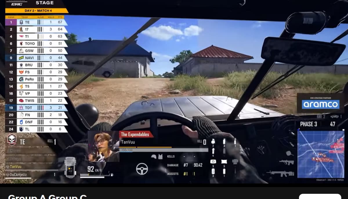 En spelare kör ett fordon i PUBG under en turnering, med lagställning och karta synliga på skärmen.