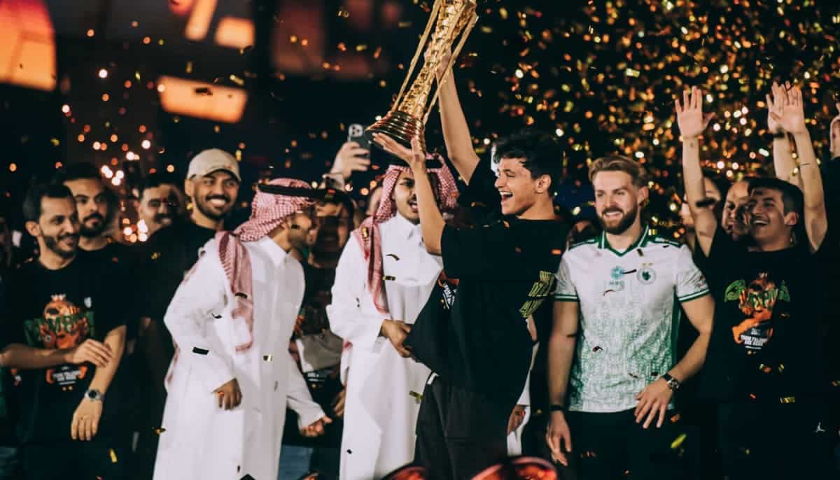 Team Falcons firar segern i Esports World Cup 2025 med pokal och konfetti på scen.