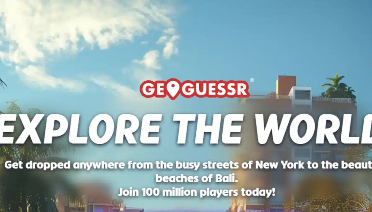 GeoGuessr-logga med texten 'Explore the world' mot blå himmel och stadsmiljö i bakgrunden.