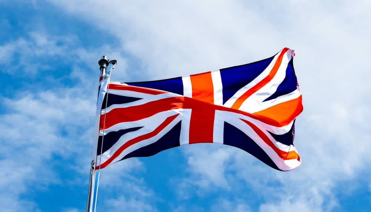 Brittiska flaggan, Union Jack, vajar mot en blå himmel med tunna moln.