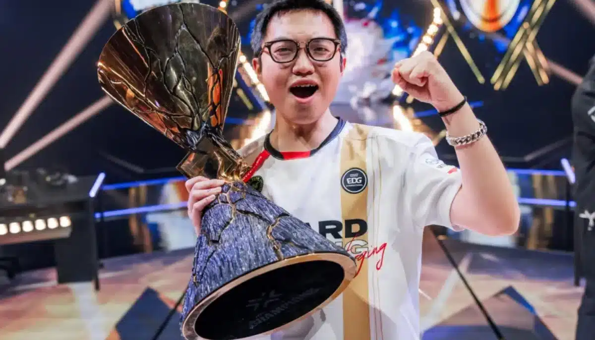 Esportspelare i vit tröja firar med stor pokal på scen efter vinst i Valorant Champions