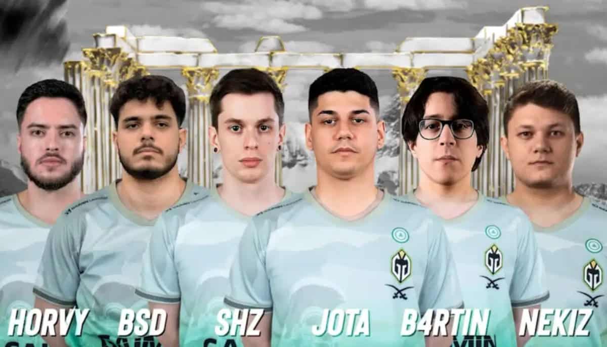 Sex esports-spelare i Gaimin Gladiators-tröjor framför ett tempel, namn synliga längst ner på bilden.
