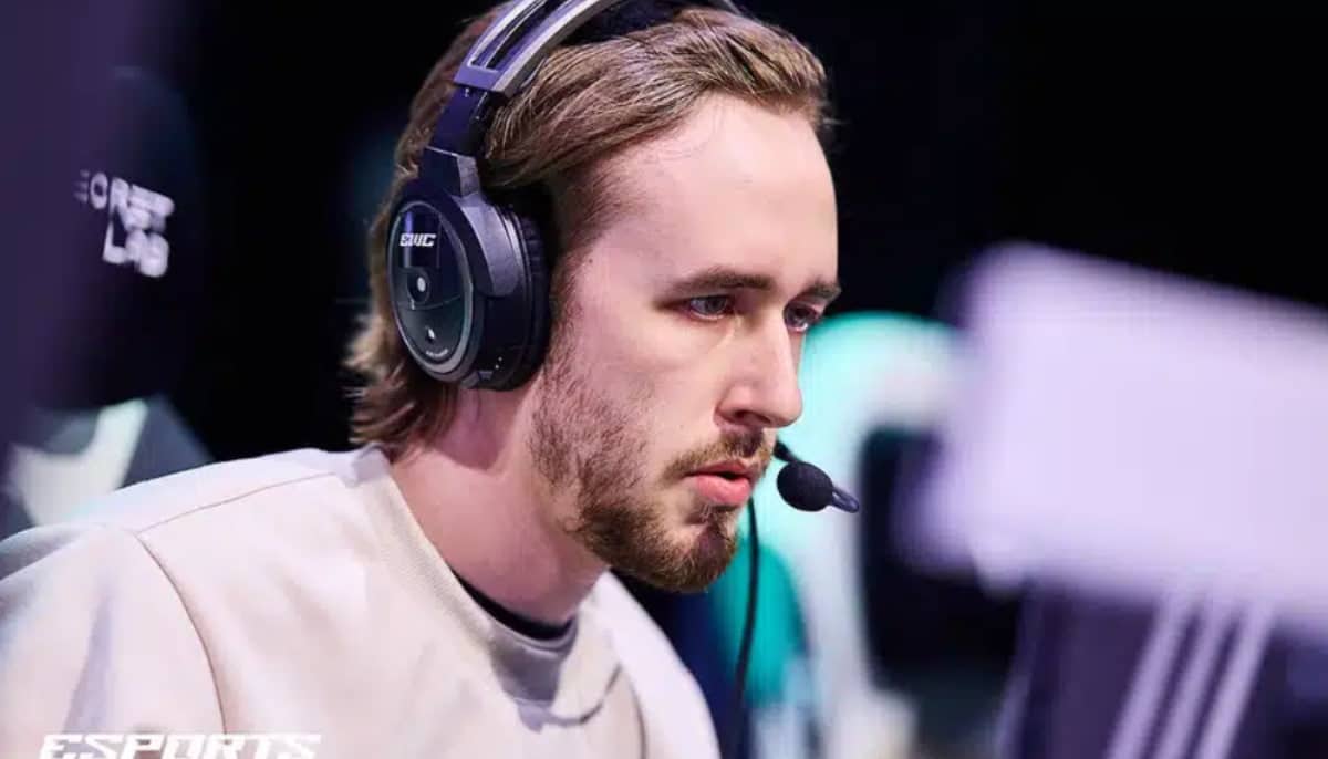 Esportspelare med headset och ljus tröja sitter vid dator under en turnering