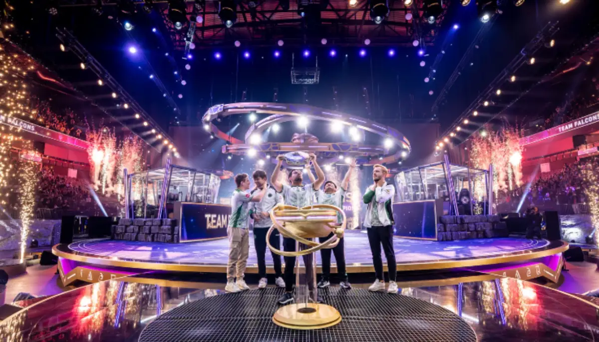 Ett esportlag firar segern på en stor arena och lyfter det prestigefyllda trofén inför publikhav.