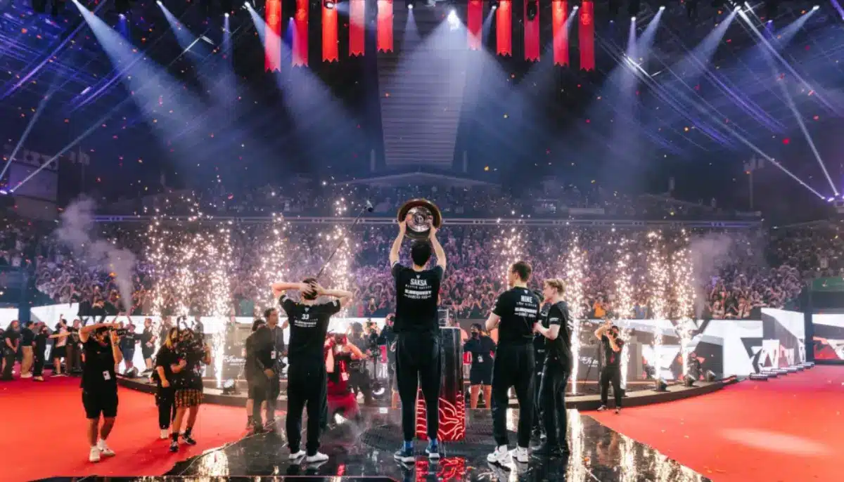 Vinnarlaget firar på scenen med pokal, fyrverkerier och publik under Dota 2-turneringen The International 2026.
