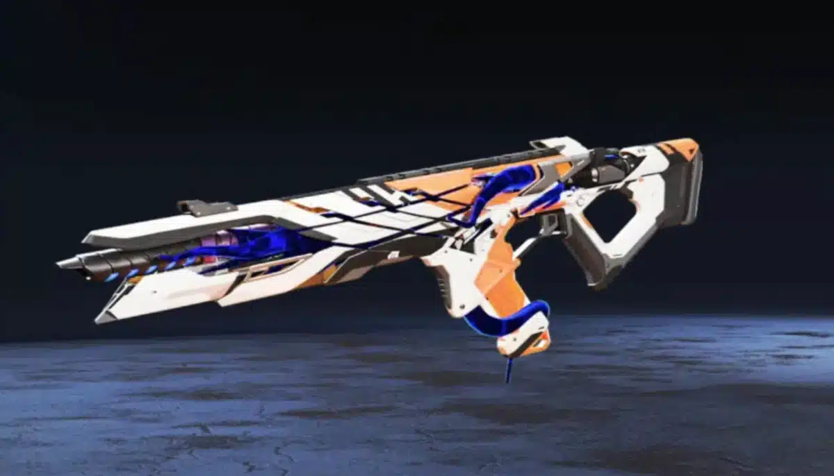 Futuristiskt vapen med vit, orange och blå design mot mörk bakgrund.