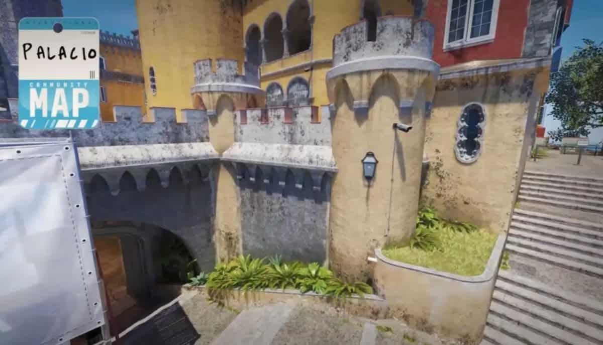 Borgliknande byggnad med gula väggar, torn och trappa, skylt med texten Palacio Community Map i bildens hörn