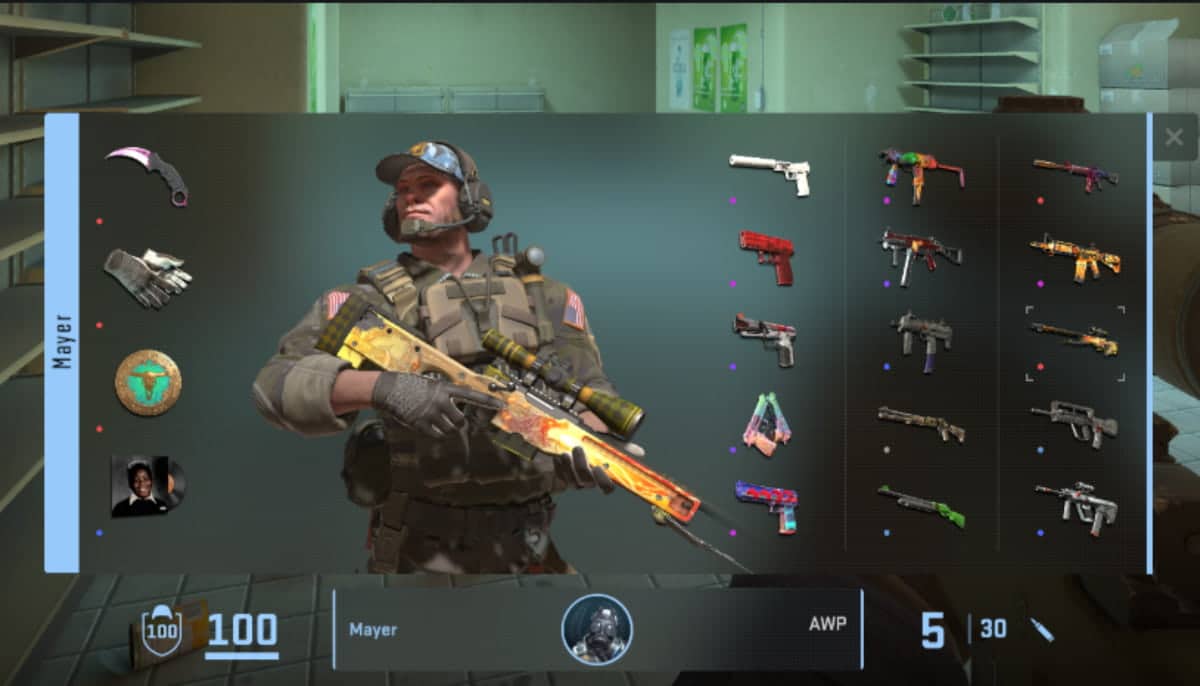 Spelkaraktär i CS2 som visar upp sin vapenarsenal med olika skins och utrustning.