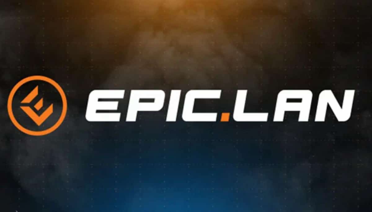 EPIC.LAN-logotyp i vitt och orange mot en mörk bakgrund med rökig effekt.