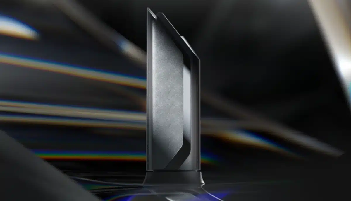 Esports Awards-trofén, står på en mörk bakgrund, modern design med metallisk yta och futuristiska linjer.