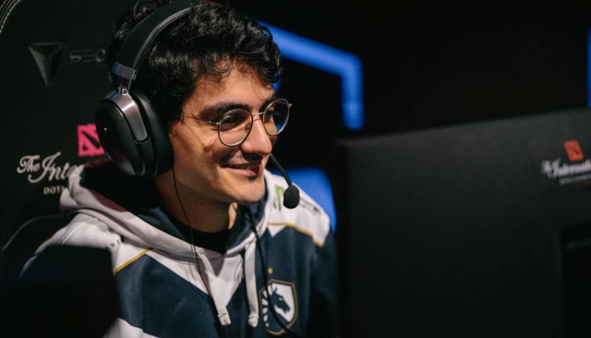 Spelaren Insania från Team Liquid med headset och glasögon vid dator i Dota 2-turnering.