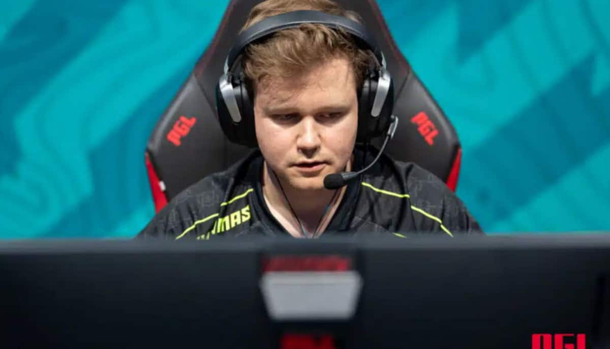 Esportspelare med headset fokuserar på datorskärm under tävling, sittande i gamingstol med PGL-logga.