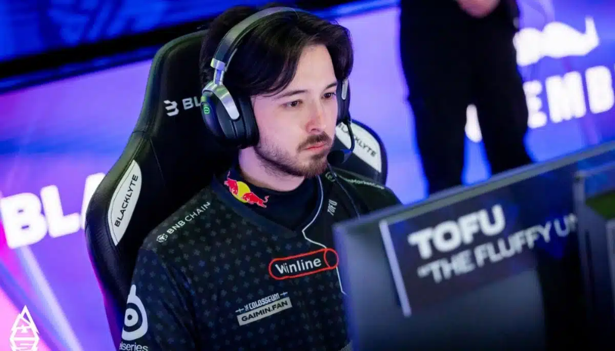 Esportspelare i Team Liquid med headset vid dator under turnering, namnskylt "TOFU" synlig på skärmen, bakgrund med blått ljus.