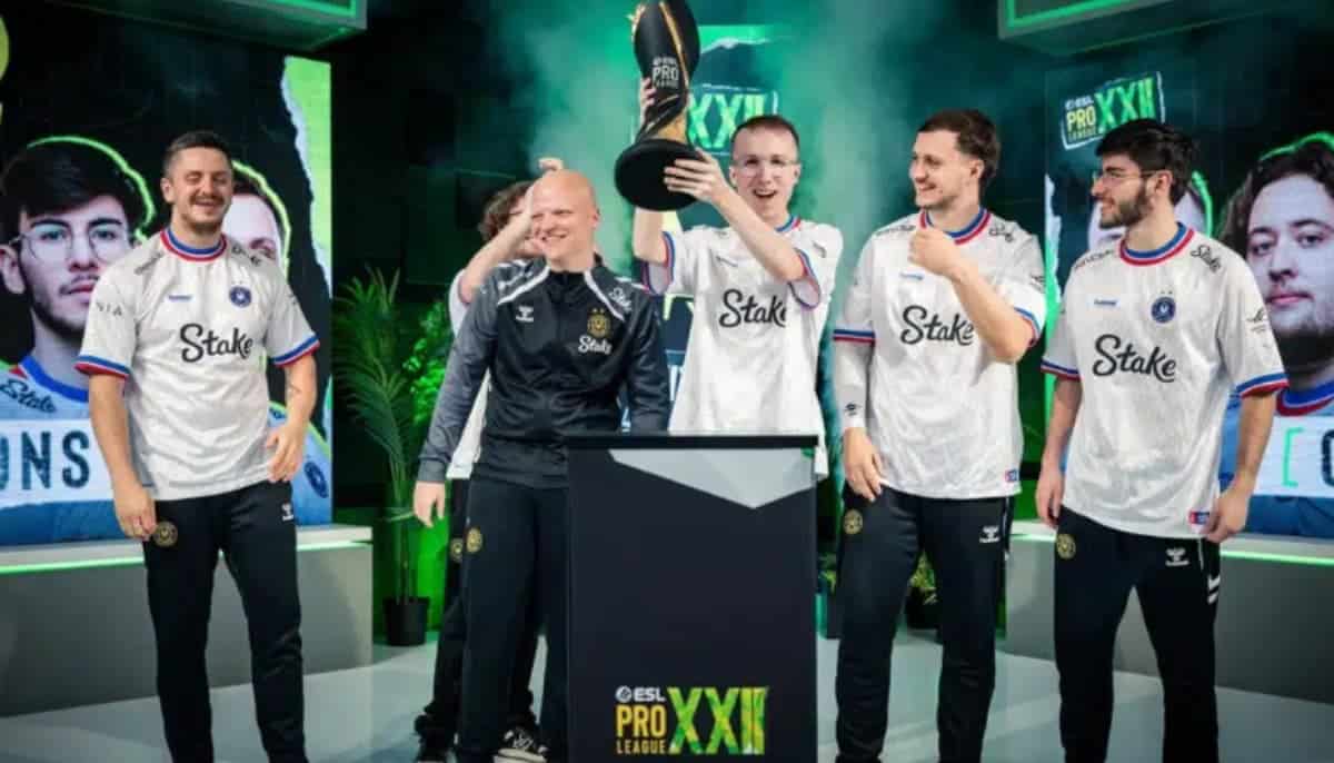 E-sportlag firar seger och lyfter pokal på scen under ESL Pro League med Vitality-tröjor.