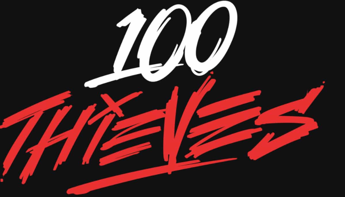 100 Thieves-logotyp i vit och röd text mot svart bakgrund.