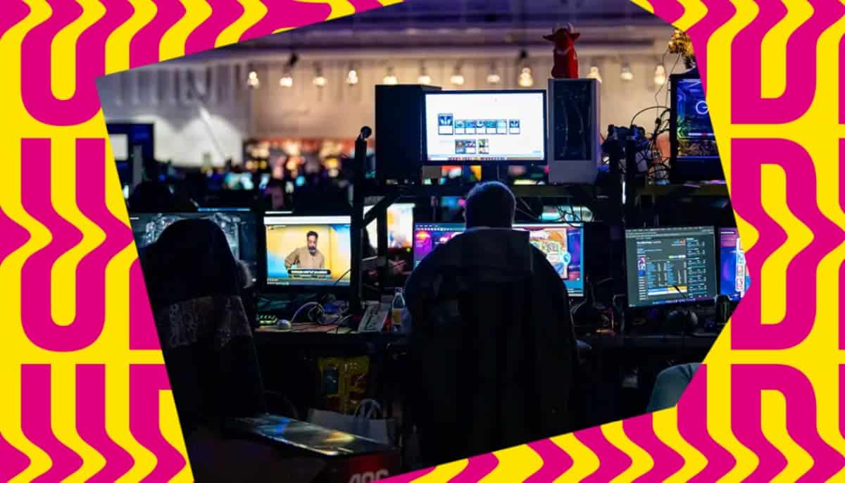 Personer vid datorer på ett stort LAN-event, omgivna av färgglada grafiska ramar.