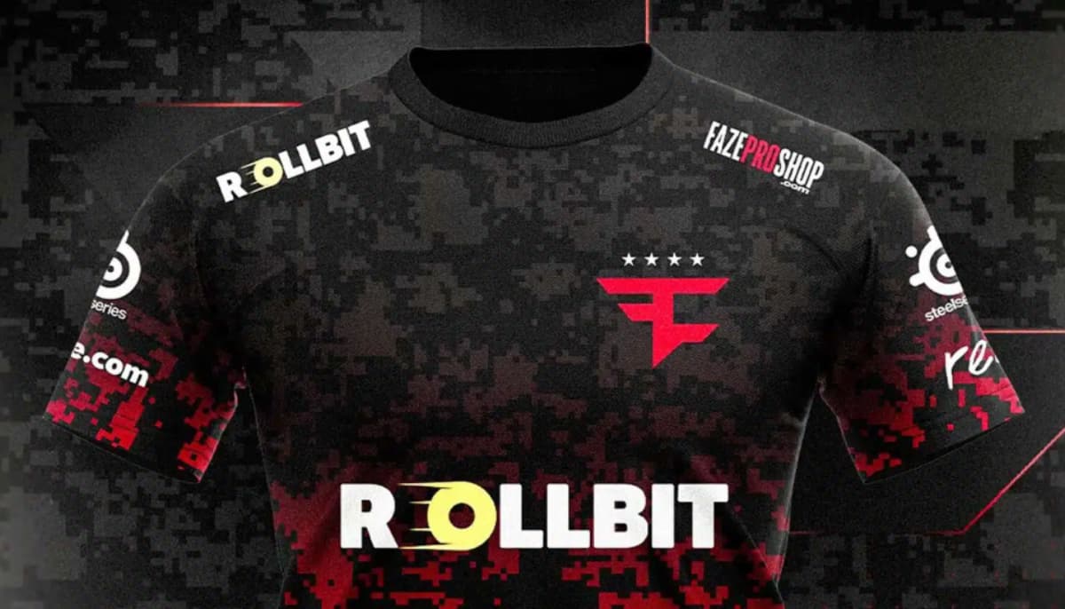Svart och röd esports-tröja med FaZe-logotyp och flera sponsorloggor på bröst och ärmar.