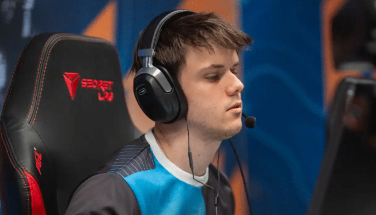 E-sportspelare med headset sitter fokuserad vid dator i en gamingstol från Secretlab