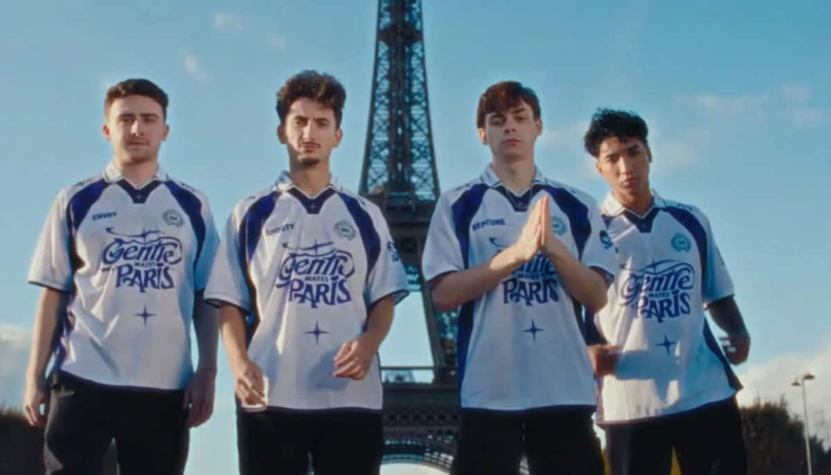 Fyra e-sportspelare i Gentle Mates-tröjor poserar framför Eiffeltornet i Paris.