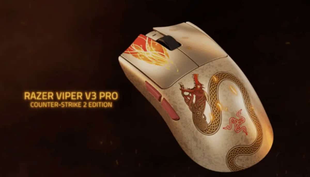 Razer Viper V3 Pro Counter-Strike 2 Edition – vit gamingmus med drakmotiv och guldfärgade detaljer.