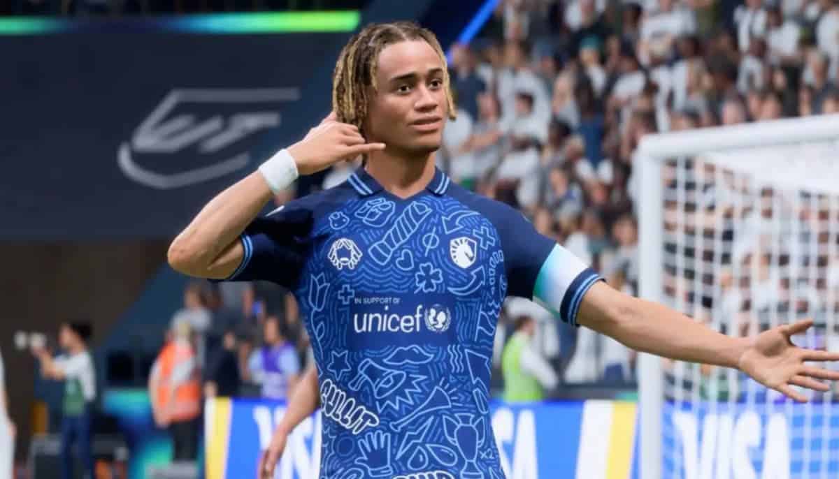 Animerad fotbollsspelare i blå Team Liquid-tröja firar mål på en fullsatt arena.