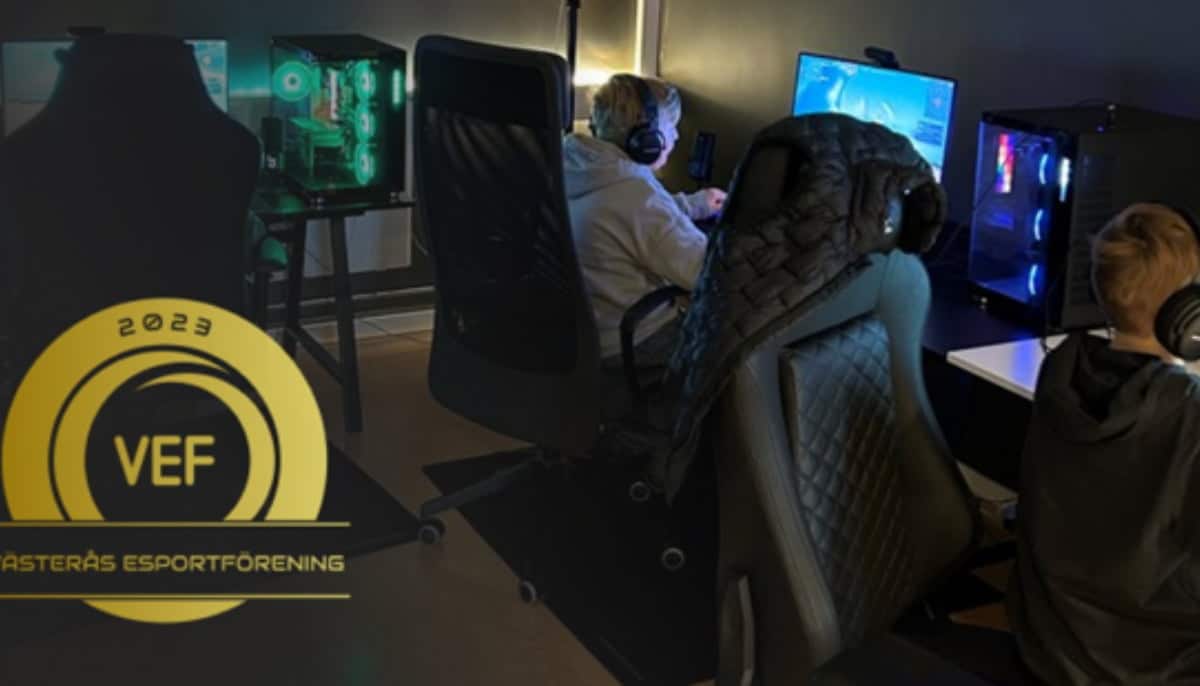 Ungdomar som spelar vid datorer i en gaminglokal, med Västerås Esportförenings guldfärgade logotyp i bildens vänstra kant.