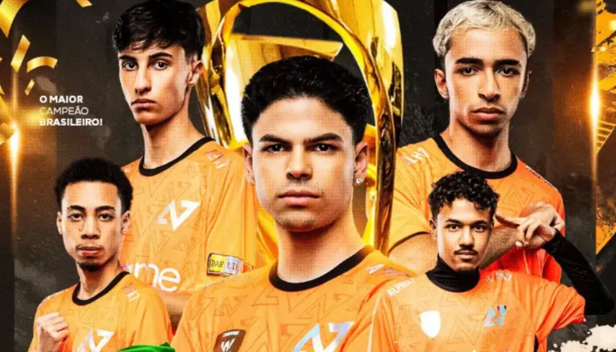 E-sportlag i orange tröjor poserar framför pokal efter vinst i PUBG Mobile-turnering