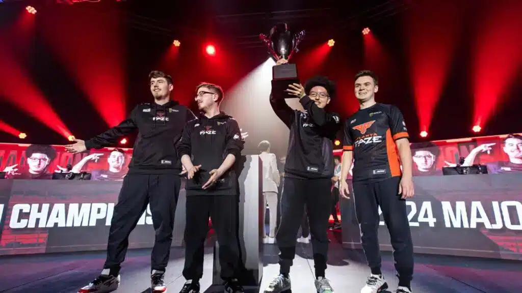 Bild av Atlanta FaZe som håller i pokal på Call of Duty scenen