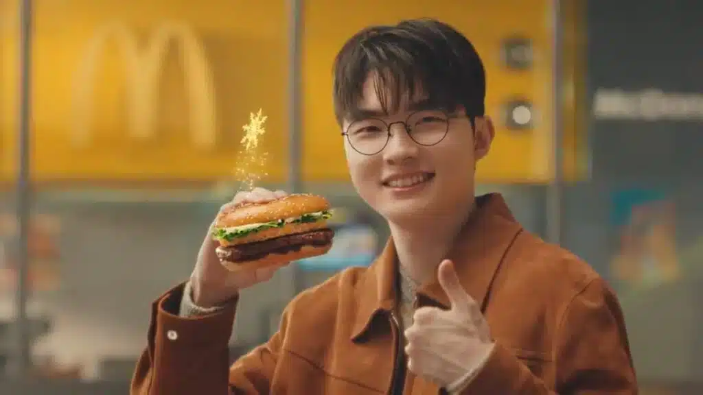 Faker med en McDonalds hamburgare