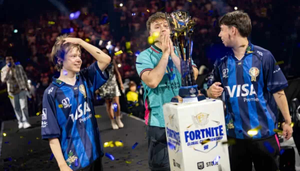 Fortnite-spelare firar seger med pokal på scen under Global Championship inför jublande publik