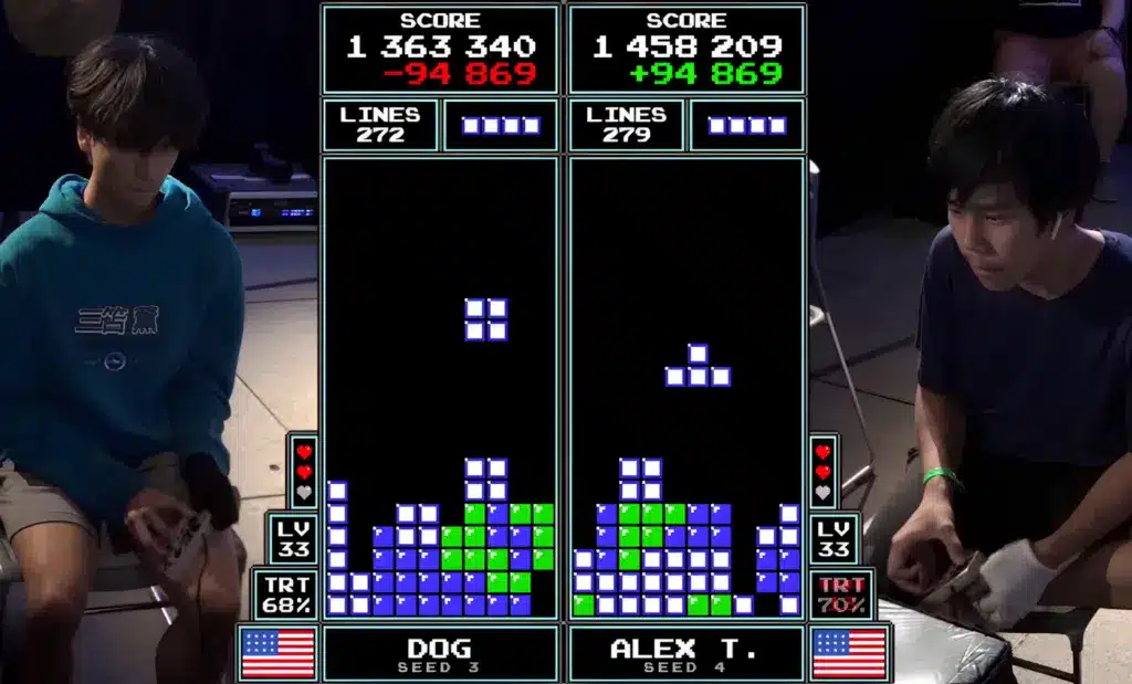 Tävlingsmatch i Classic Tetris mellan två esportspelare på hög nivå