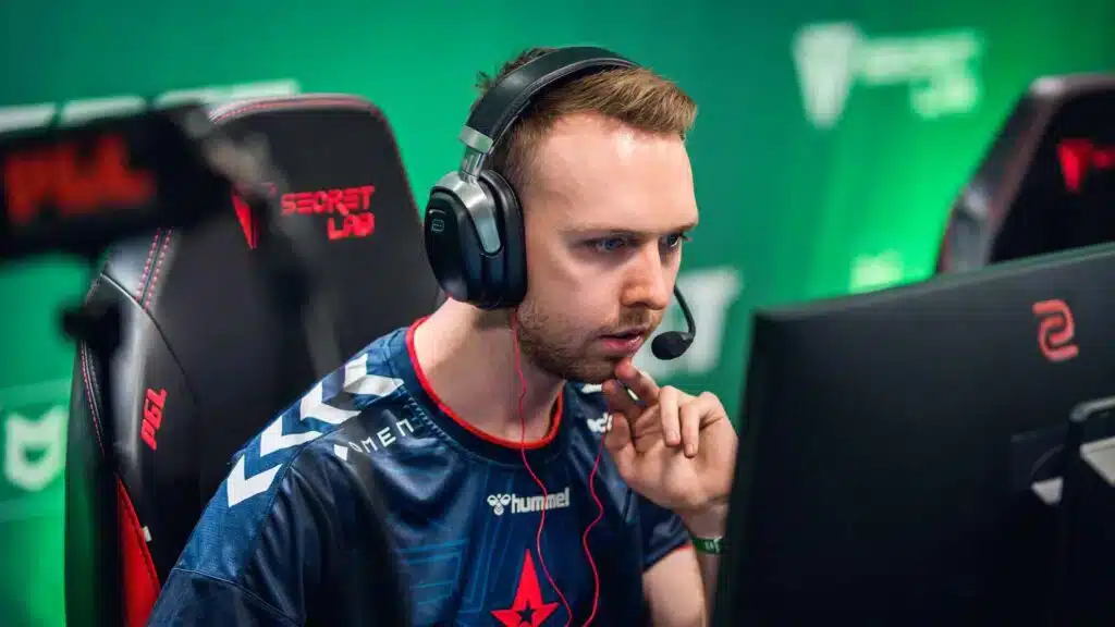 Gla1ve spelar på turneringsspel i CS2