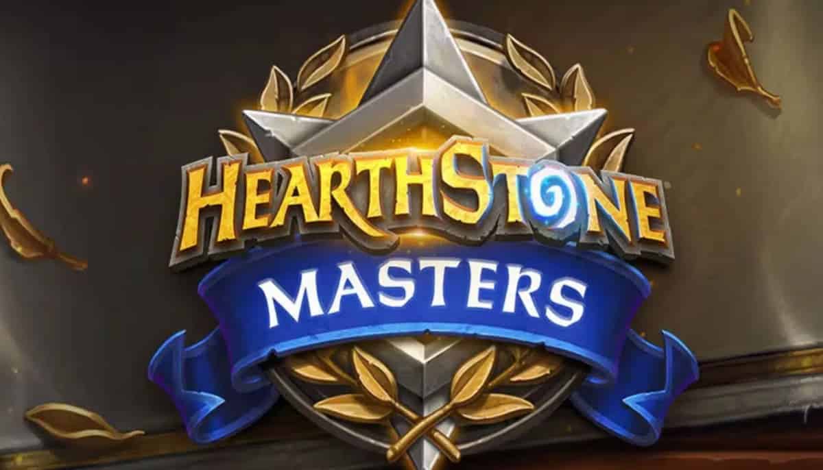 Logotyp för Hearthstone Masters med gyllene emblem och blå banderoll mot mörk bakgrund