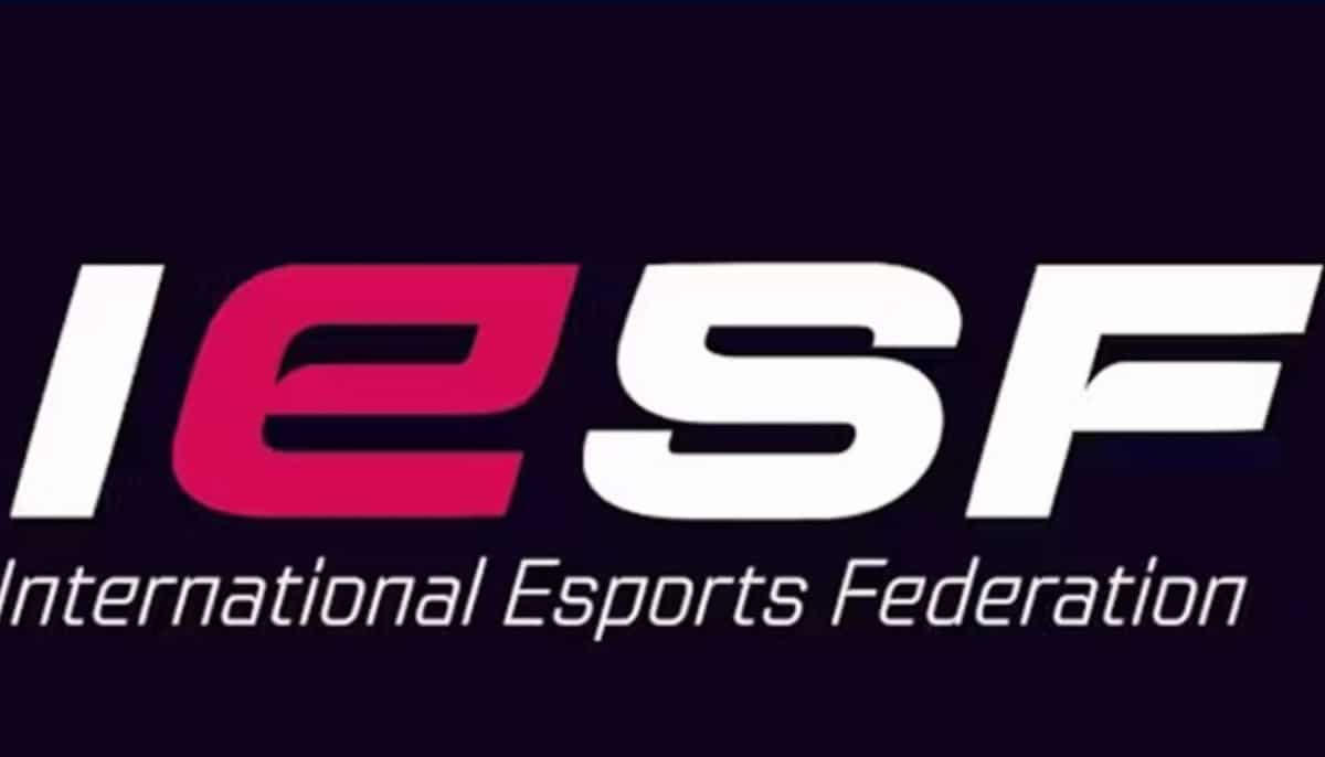 IESF-logotyp med texten International Esports Federation mot mörk bakgrund