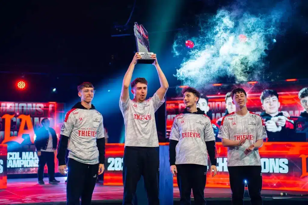 Los Angeles Thieves håller upp CDL Major pokalen på scenen