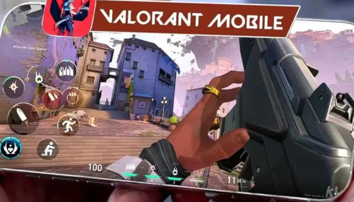 Gameplay från Valorant Mobile på smartphone med pekstyrning, vapen i förstapersonsvy och stadsmiljö